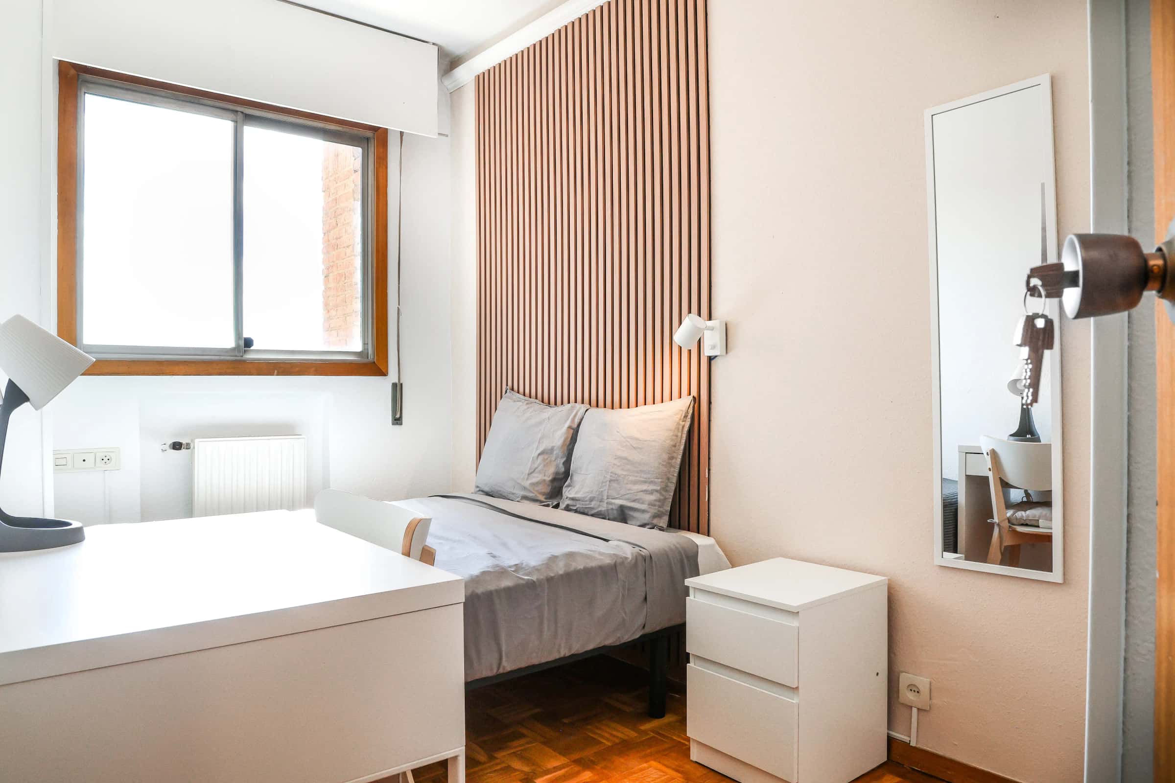 Chambre dans Calle de Santiago de Compostela, Madrid pour 120 m² avec 6 chambres