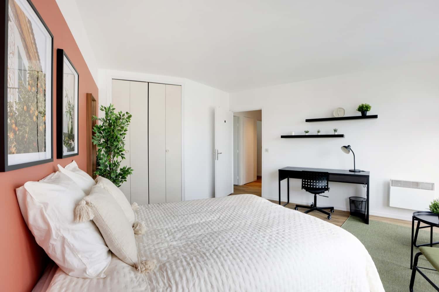 Move into this spacious 18 m² bedroom