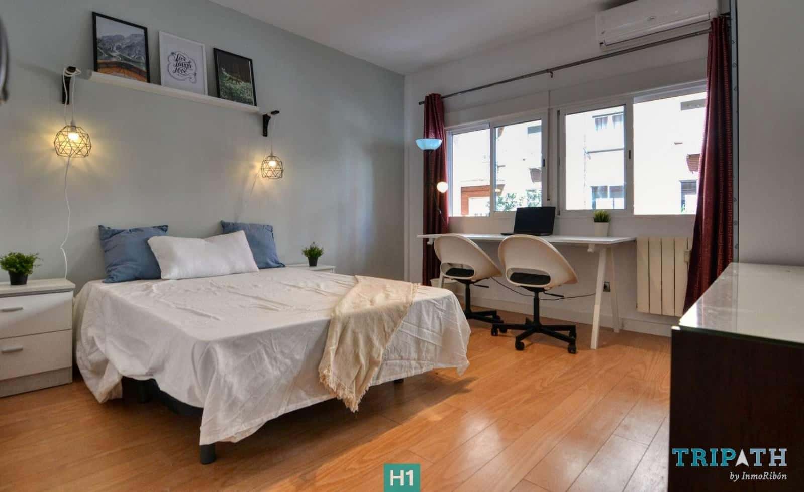 Double bed in Shared apartment in Madrid