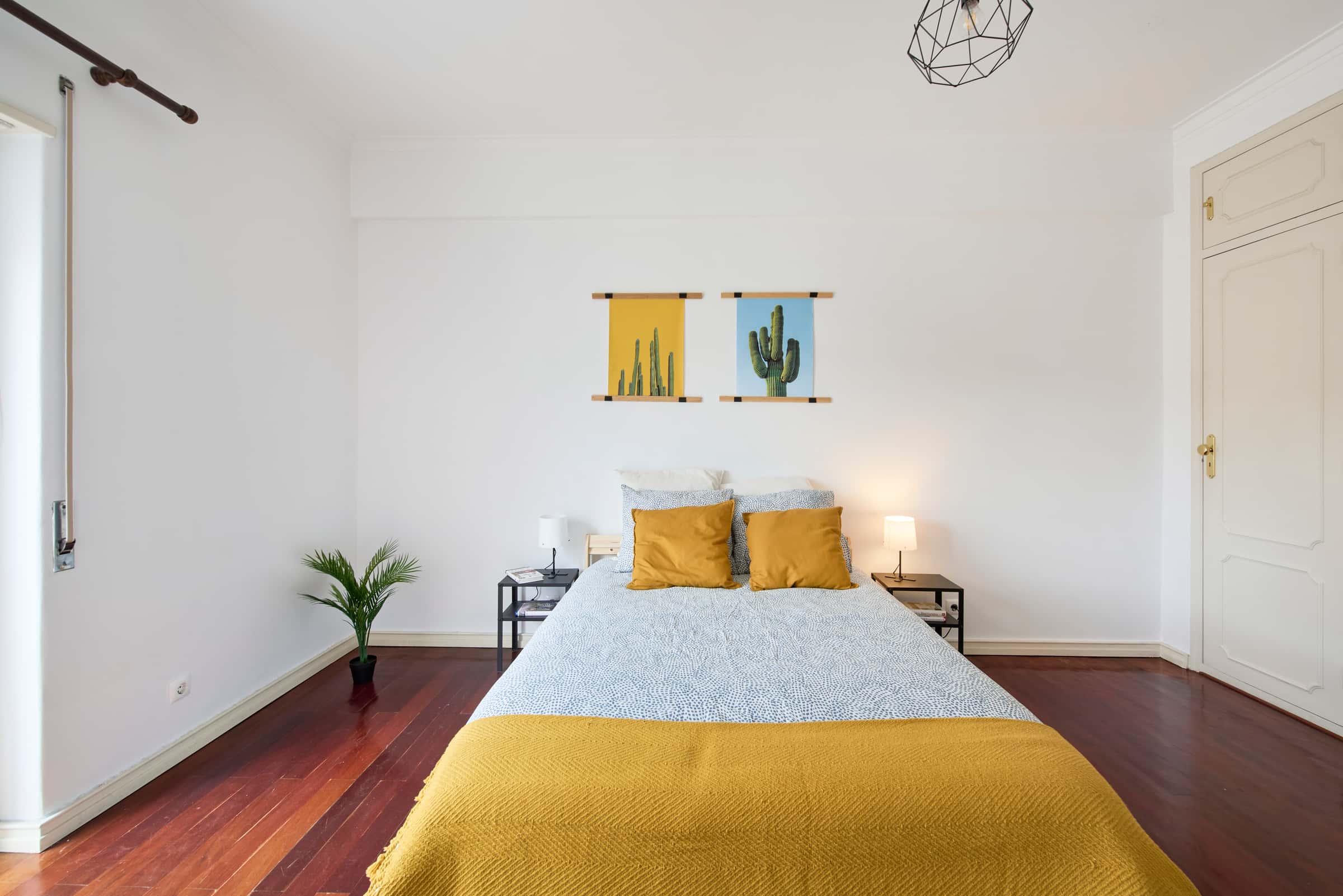 Bright Bedroom in Shared Apartment, Lisbon - Room 1