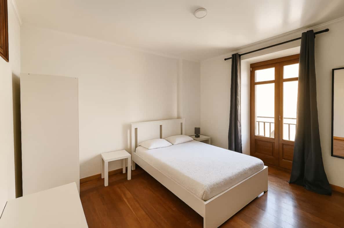 Quarto com cama de casal, com varanda, em apartamento com 5 quartos - FLAT D - D05