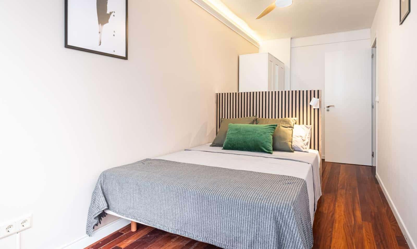 Double bed in Rooms for rent in Alicante