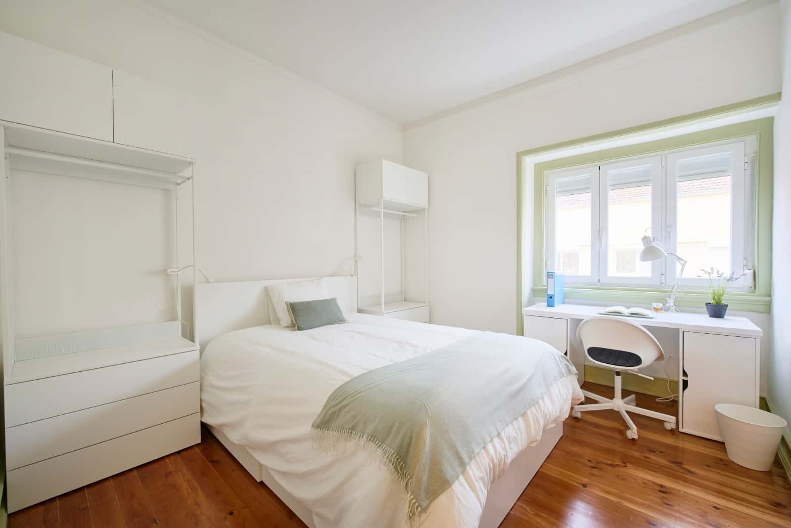 Single room with balcony in a 3-bedroom apartment in Rua Artur Lamas, Lisbon - Room 1