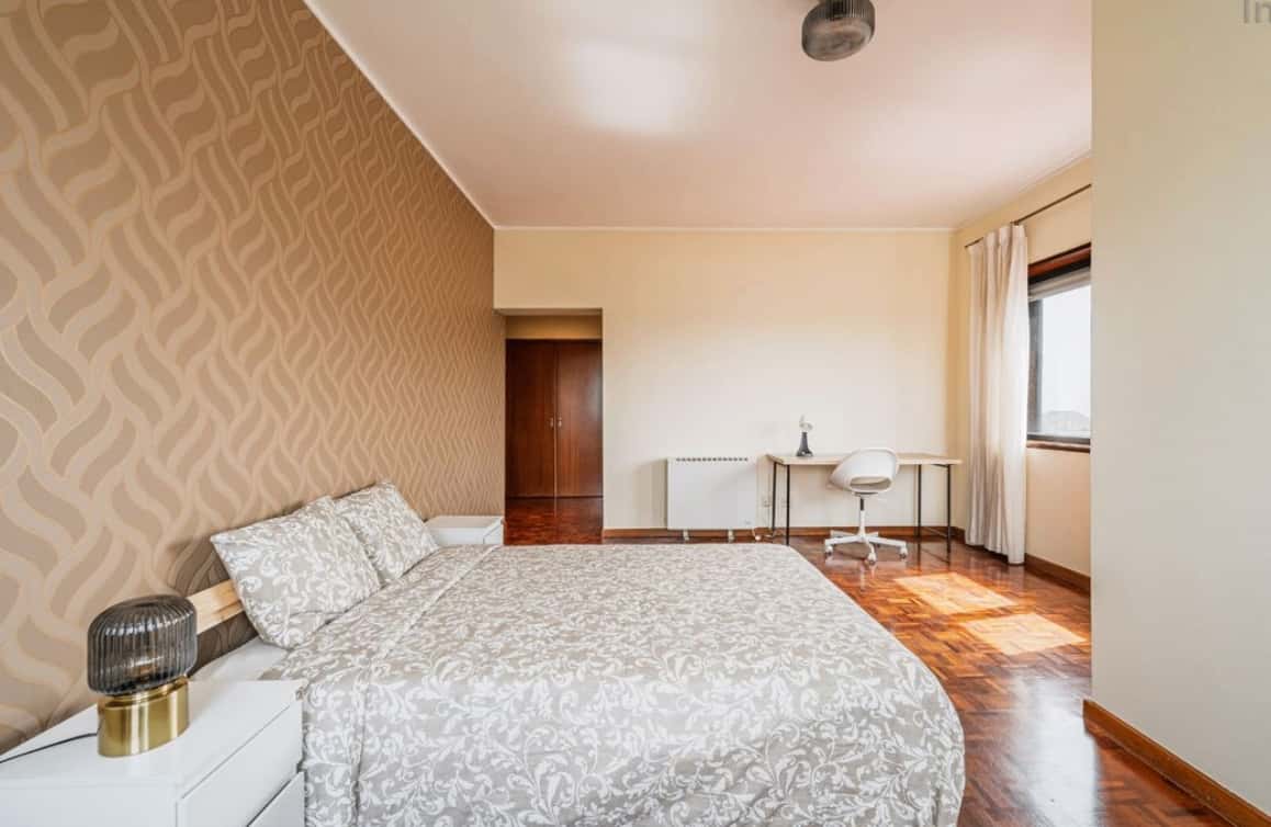 Room in a 5-bedroom apartment in Rua do Campo Alegre, Porto (private bathroom, private balcony)