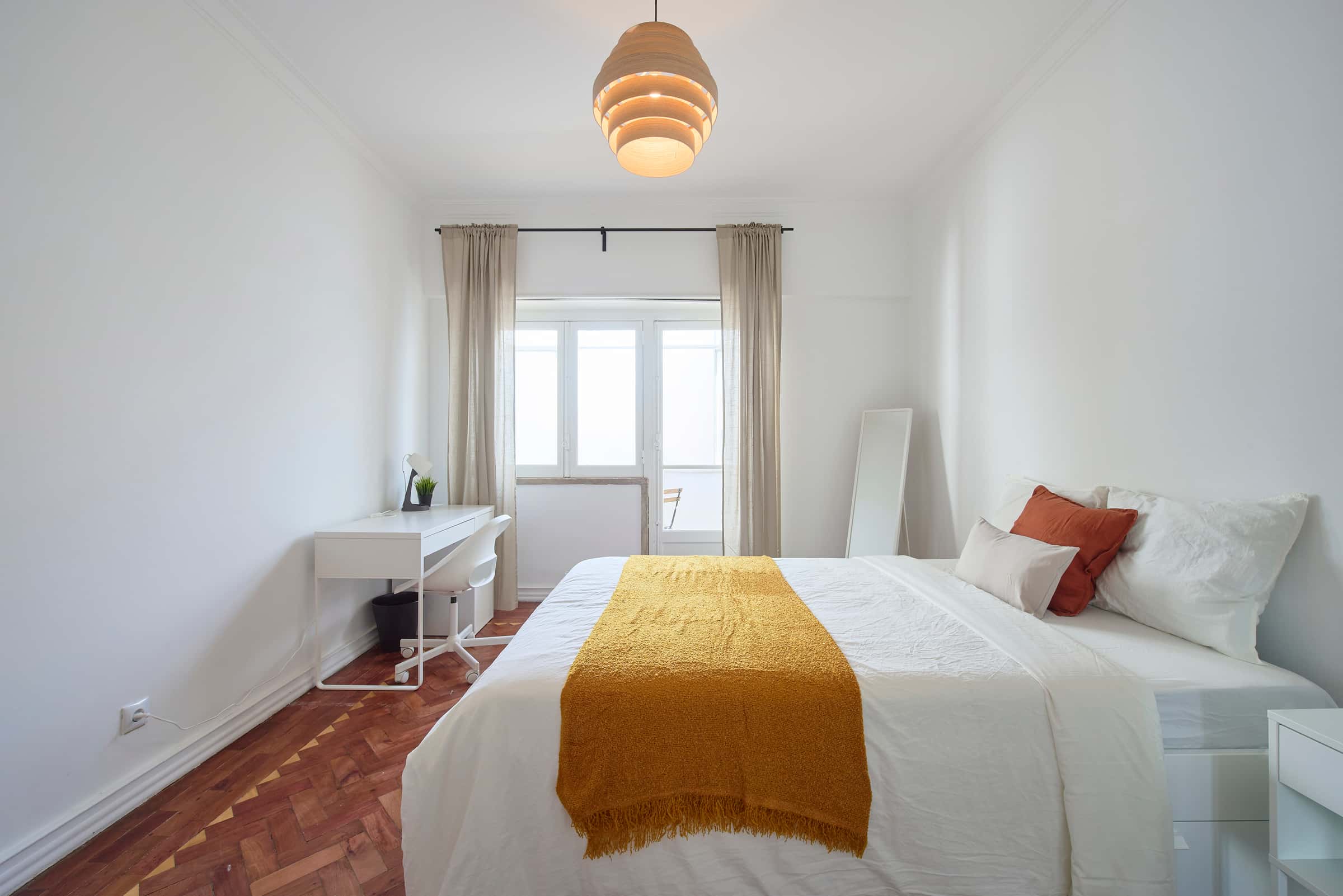 Bedroom in a 8-Bedroom Apartment in Av. Defensor de Chaves, Lisbon - Room 7