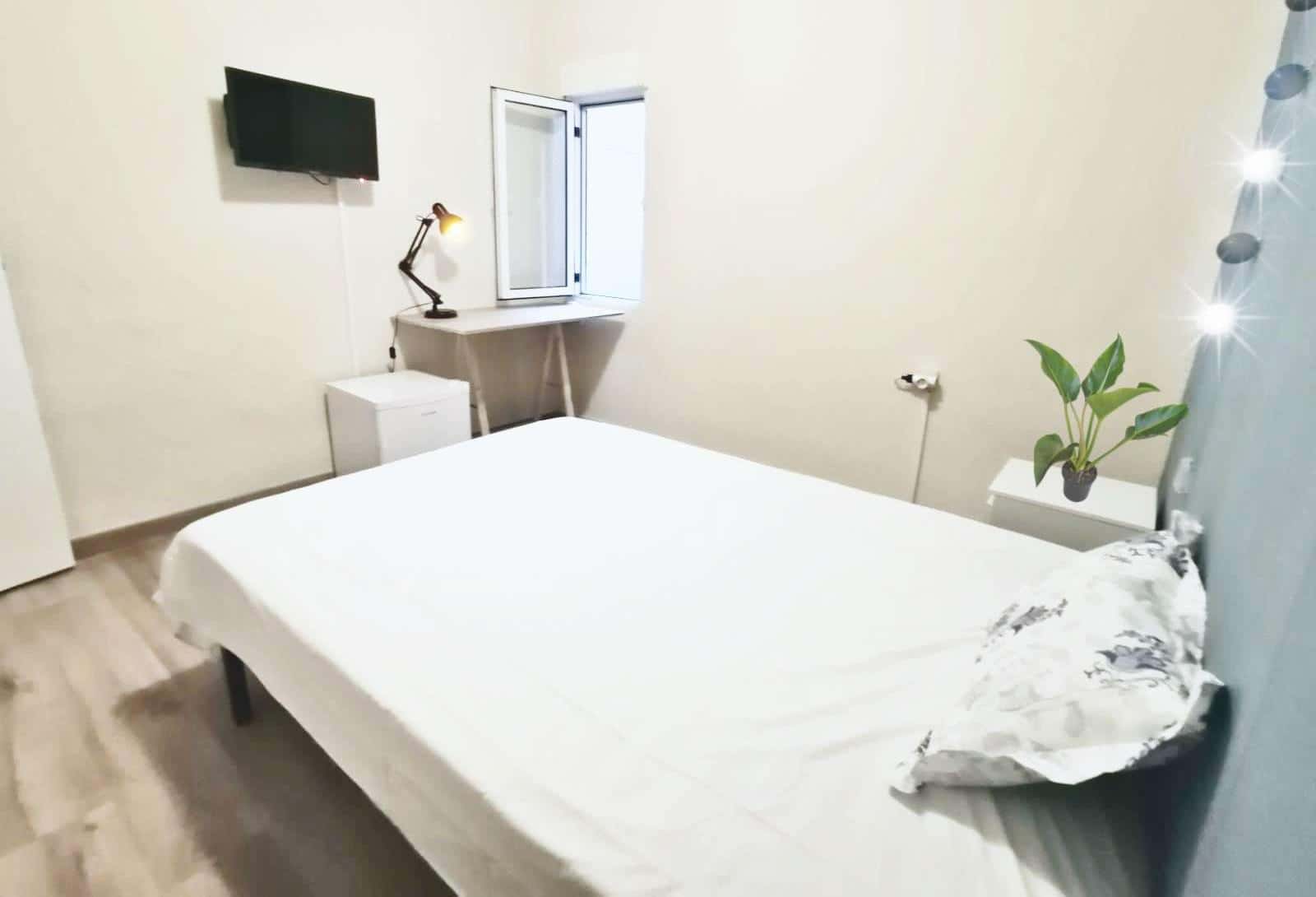 Double bed in Rooms for rent in 5-bedroom apartment in Alipark