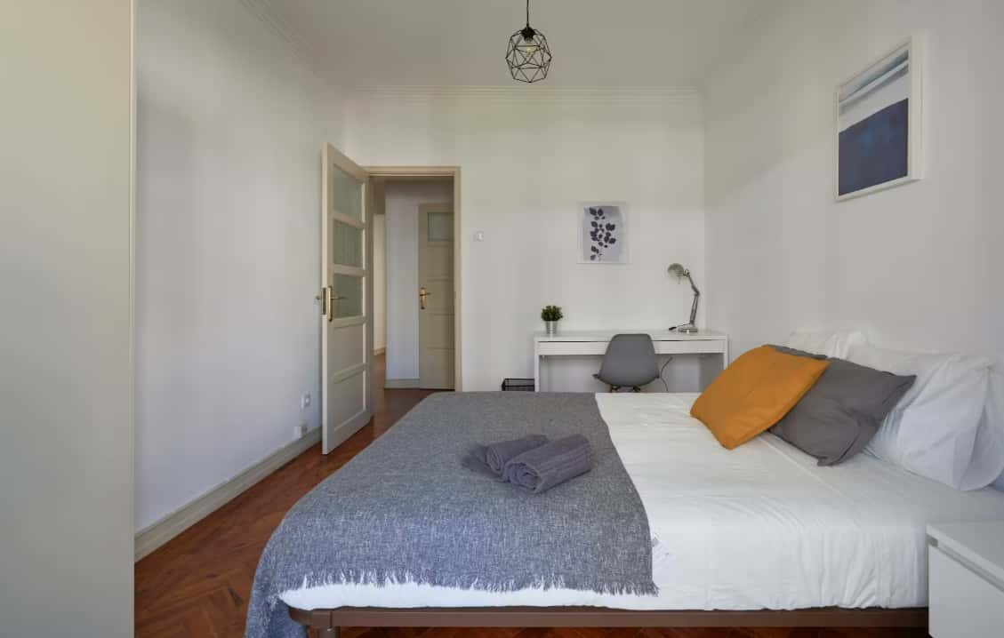 Bedroom in a 7-bedroom apartment in R. Pedro Nunes, Lisbon - Room 4
