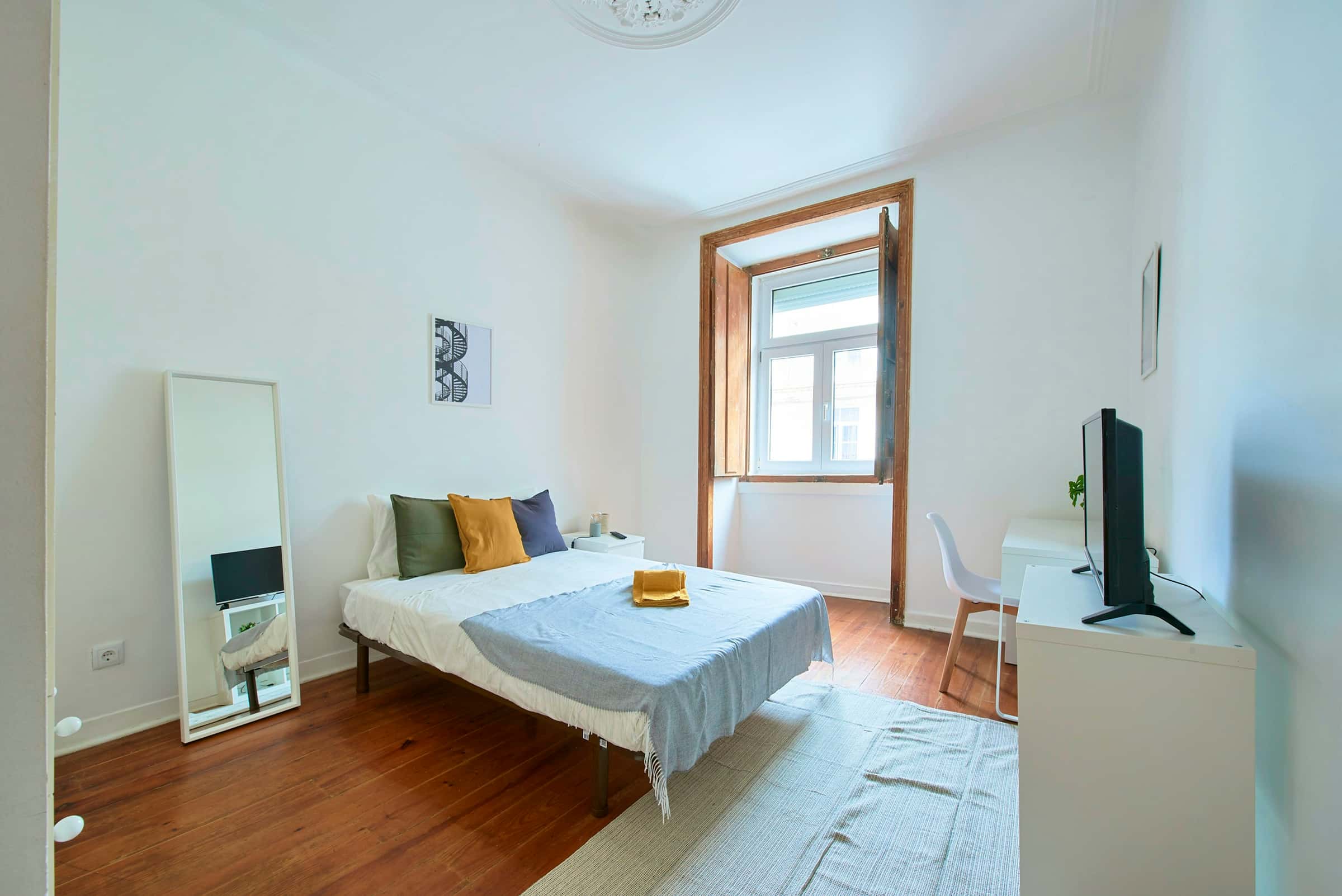 Bedroom in a 9-bedroom apartment in R. do Desterro, Lisbon - Room 4