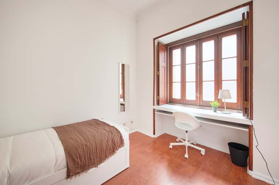 Single Bedroom in a 11-Bedroom Apartment in Rua de Buenos Aires, Lisbon - Room 6