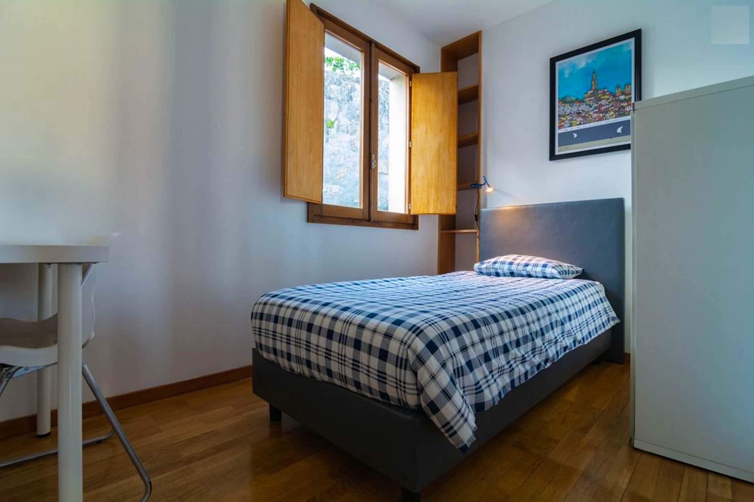 Single room in a 5-bedroom apartment in Rua de Salgueiro Maia, Porto