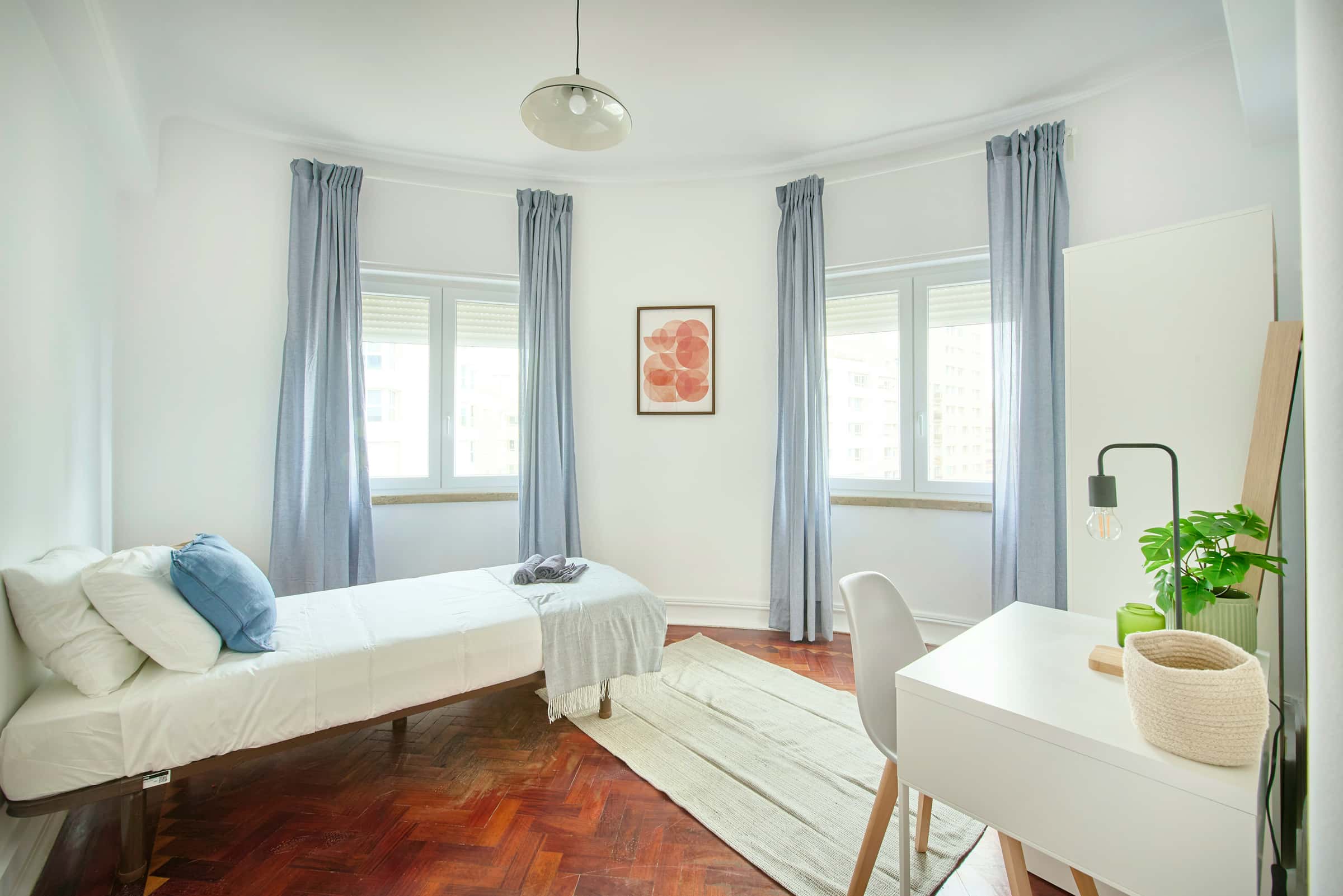 Bedroom in a 6-bedroom apartment in Av. Fontes Pereira de Melo, Lisbon - Room 1