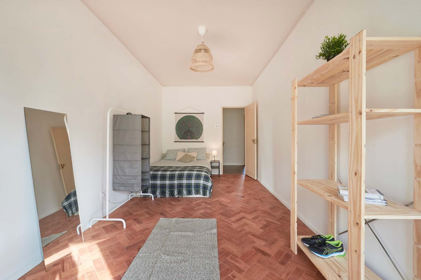 Single bedroom with balcony in a 6-bedroom apartment in Rua Tristão Vaz, Lisbon - Room 4