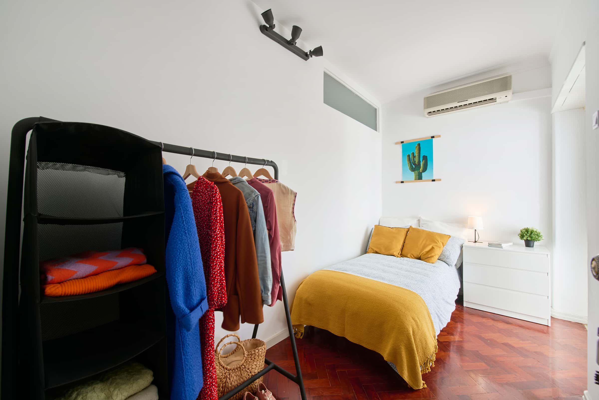 Bedroom in a 7-bedroom apartment in Lisbon - Room 2
