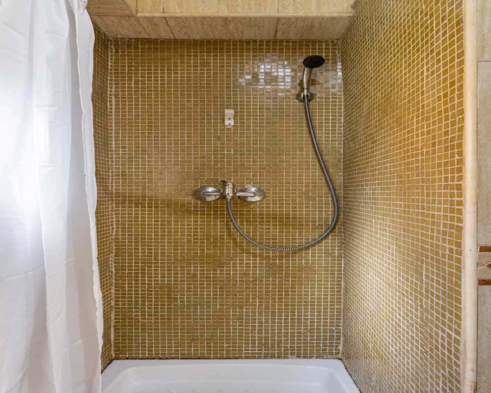 Cosy room with private bathroom in 8-bedroom apartment in Benfica, Lisbon - Room 7