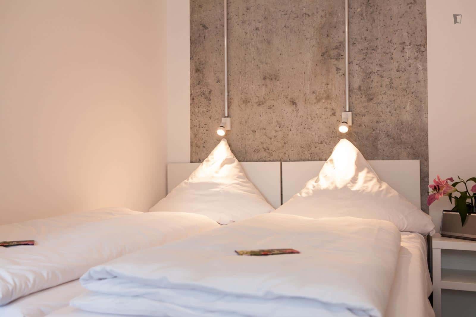 Room in Möckernstraße, Berlin for 68 m² with 3 bedrooms - Photo 1