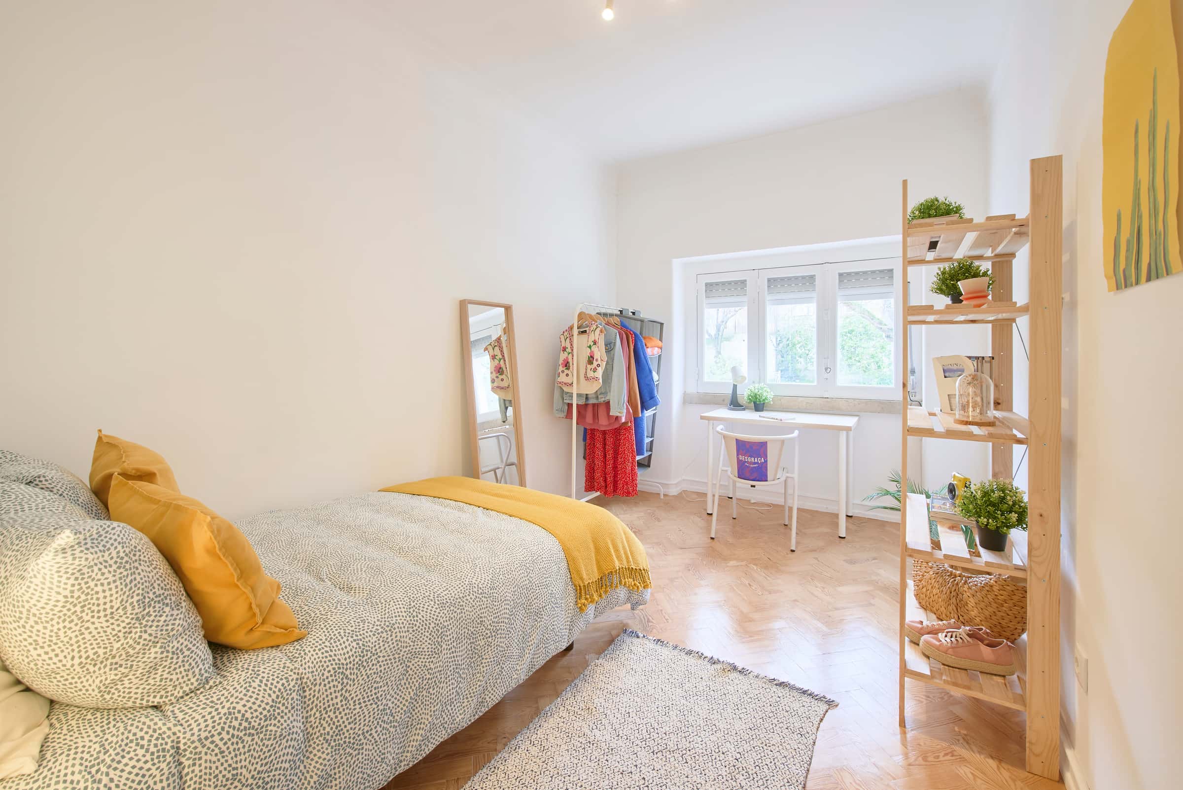 Bedroom in a shared apartment in Lisbon - Room 6