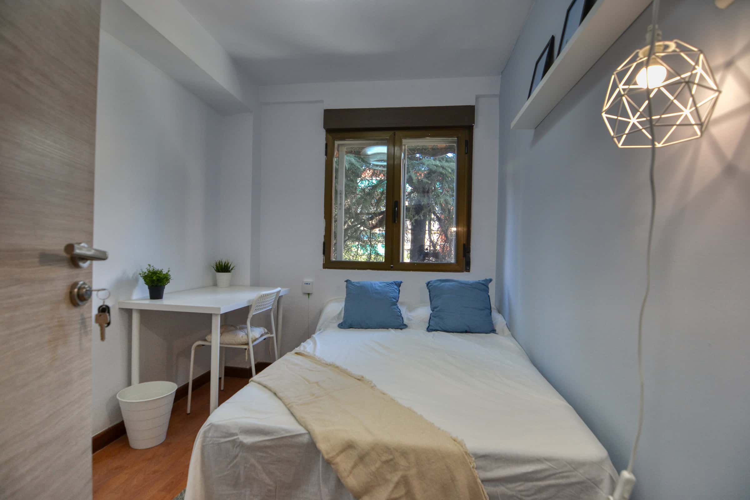 Chambre dans Calle San Lamberto, Madrid pour 100 m² avec 5 chambres