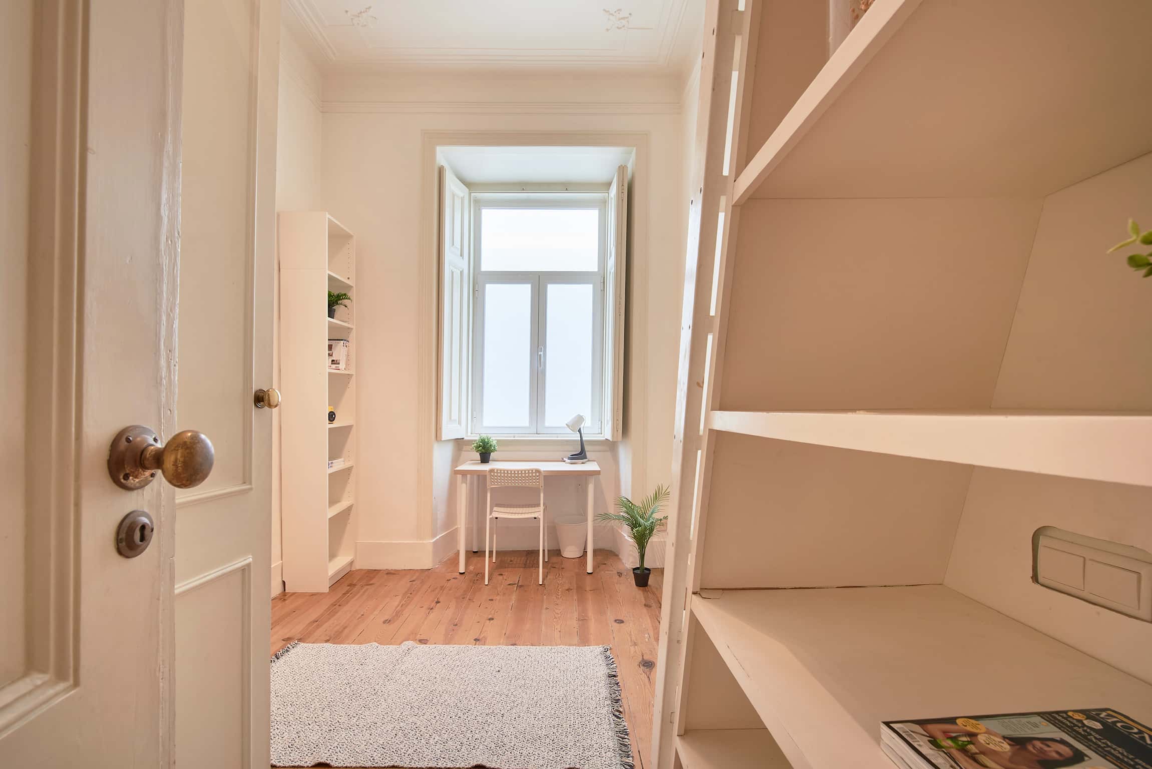 Bedroom in a 7-bedroom apartment in Rua Tomás da Anunciação, Lisbon - Room 4