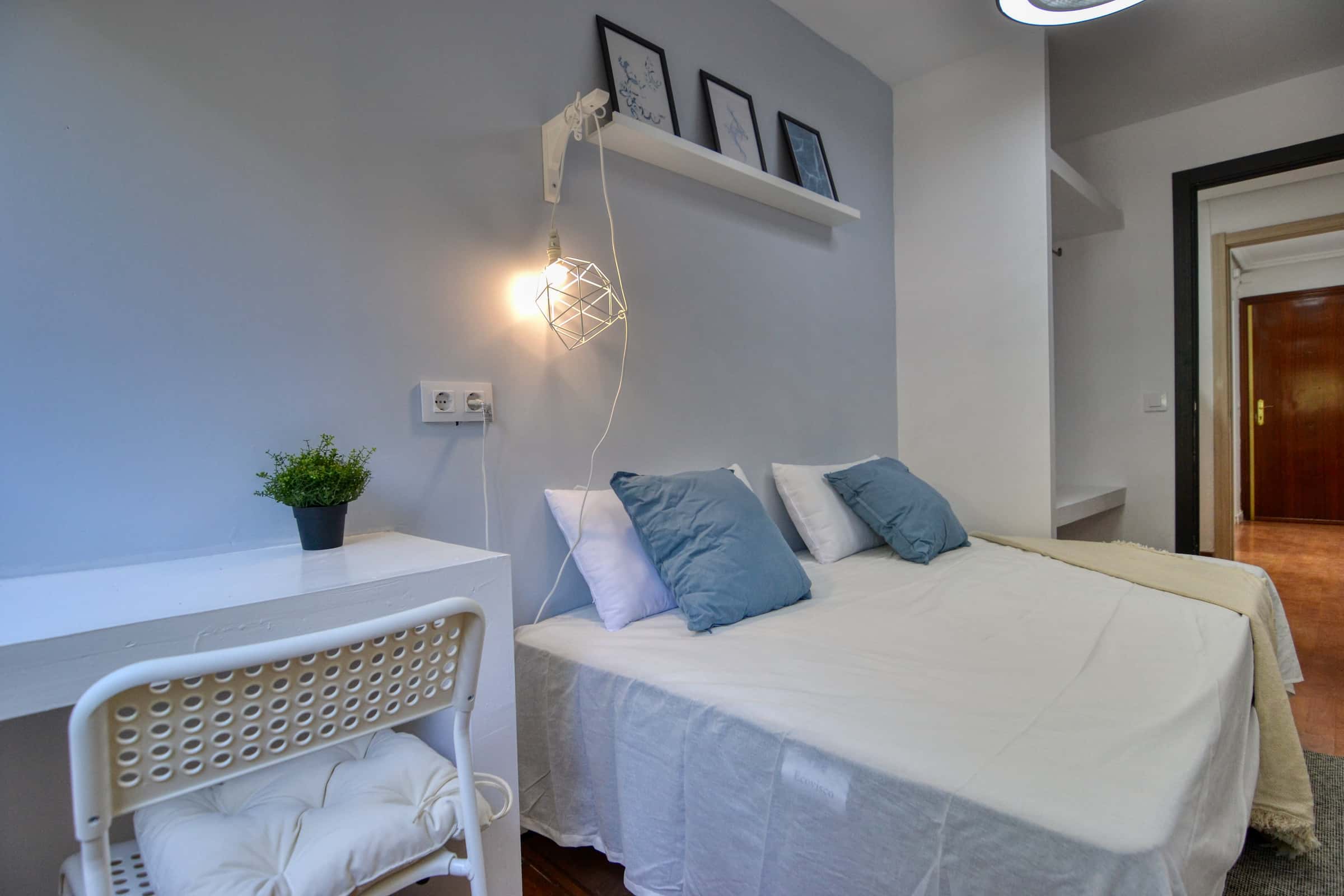 Chambre dans Calle San Lamberto, Madrid pour 100 m² avec 5 chambres