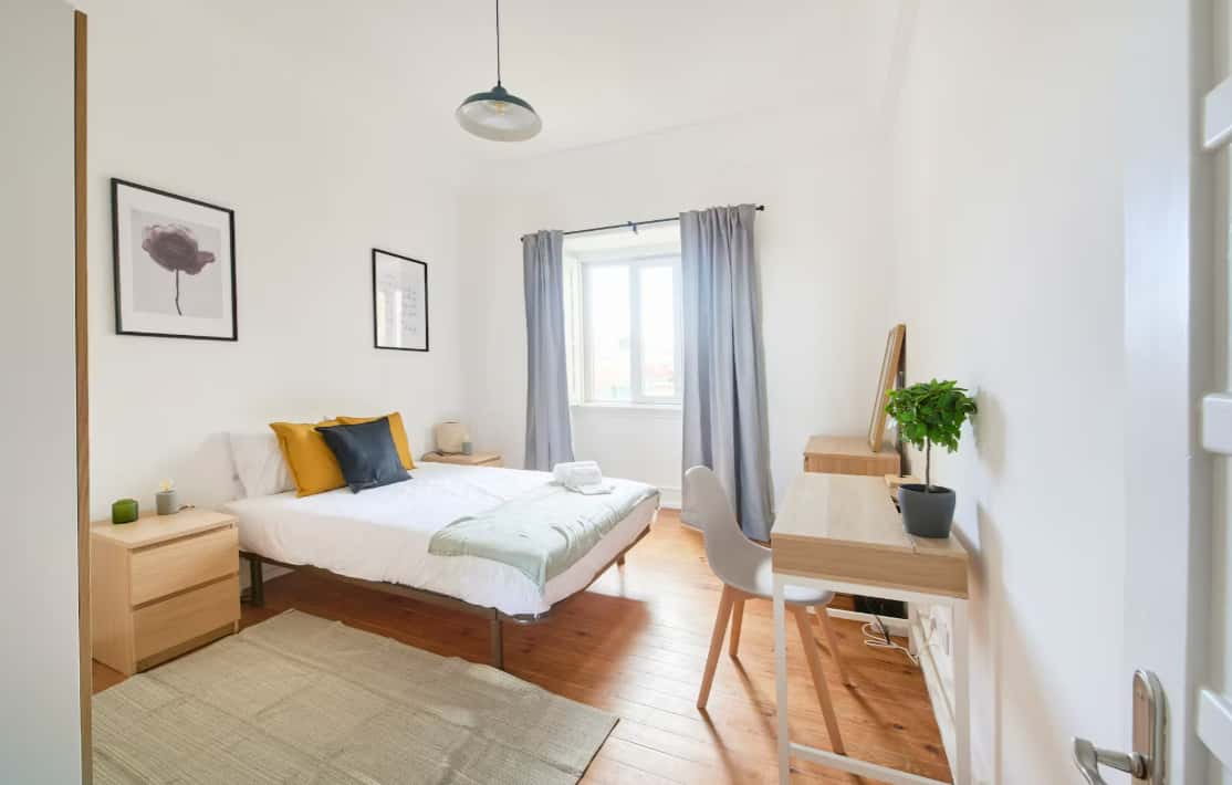 Bedroom in a 7-bedroom apartment in R. Alexandre Herculano, Lisbon - Room 7
