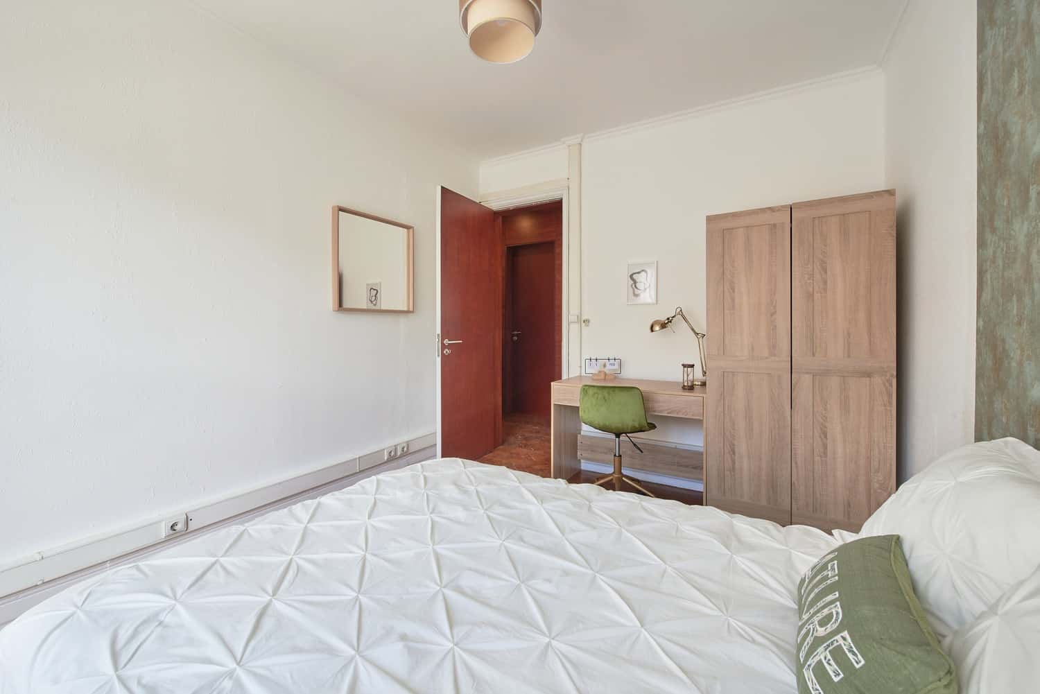 Room in R. Castilho 90, 1250-071 Lisboa, Portugal