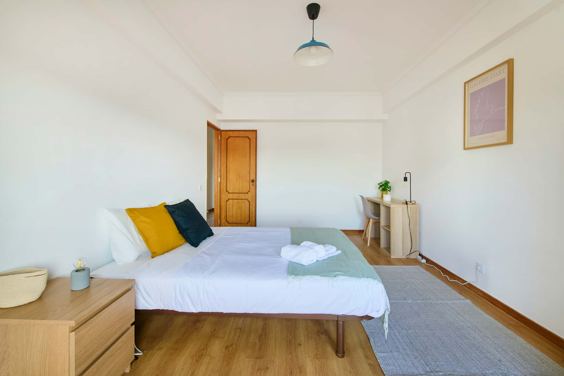 Bedroom in a 5-bedroom apartment in Al. da Linha de Torres, Lisbon - Room 5