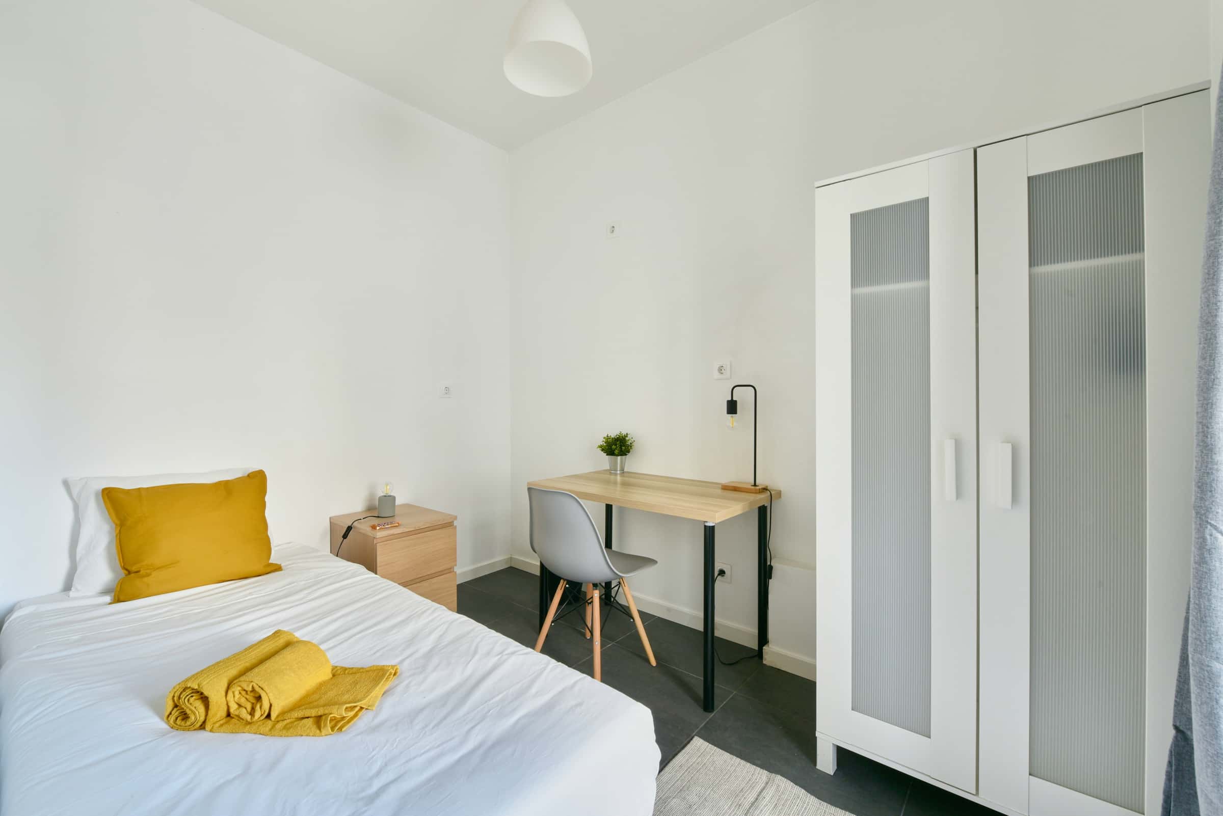 Bedroom in a 7-bedroom apartment in R. David Lopes, Lisbon - Room 206