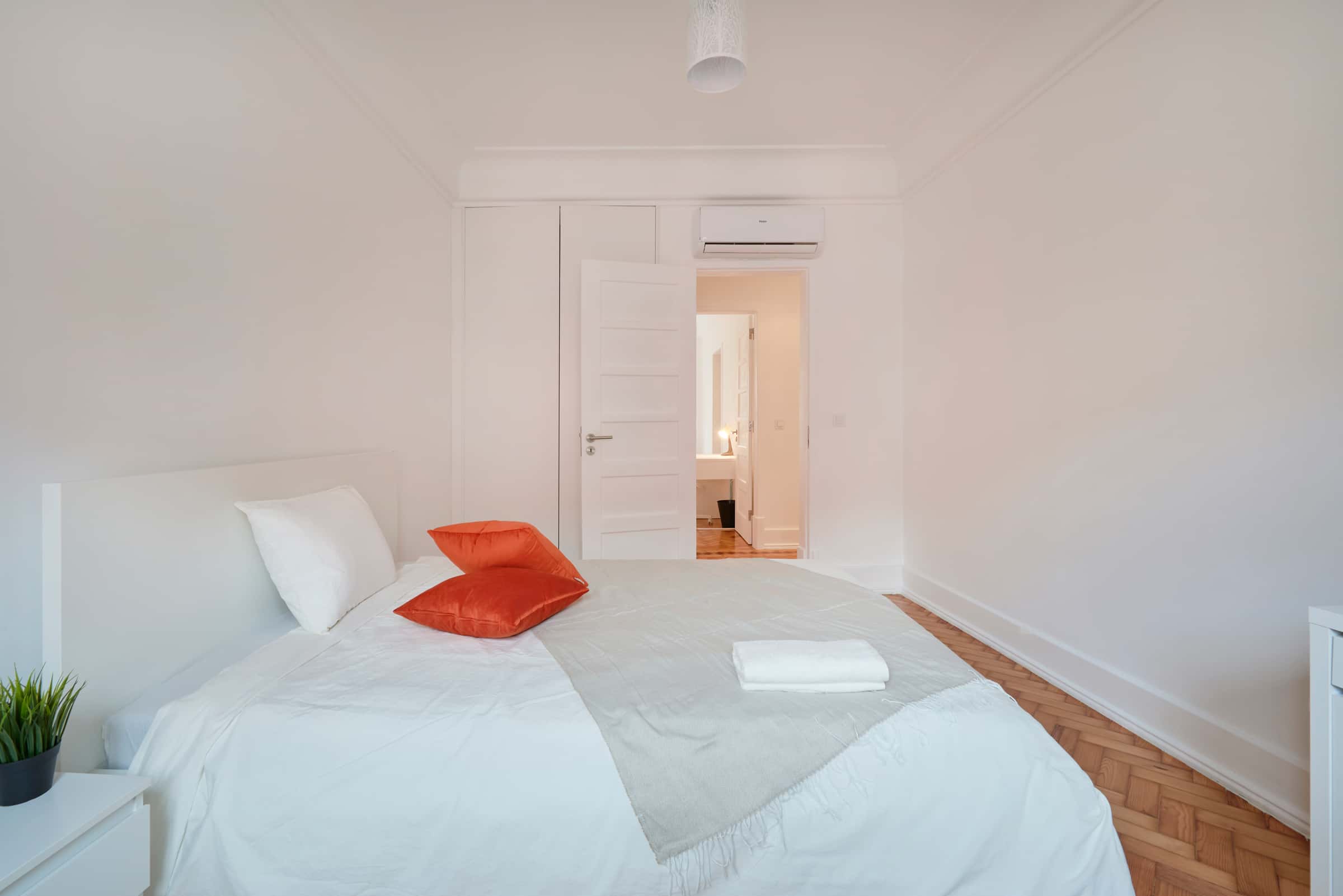 Bedroom in a 6-Bedroom Apartment in Rua Gorgel do Amaral, Lisbon - Room 5