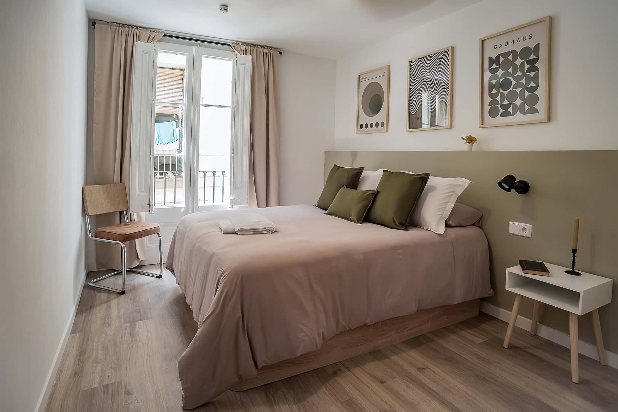 Habitación cama doble con proyector smart R4