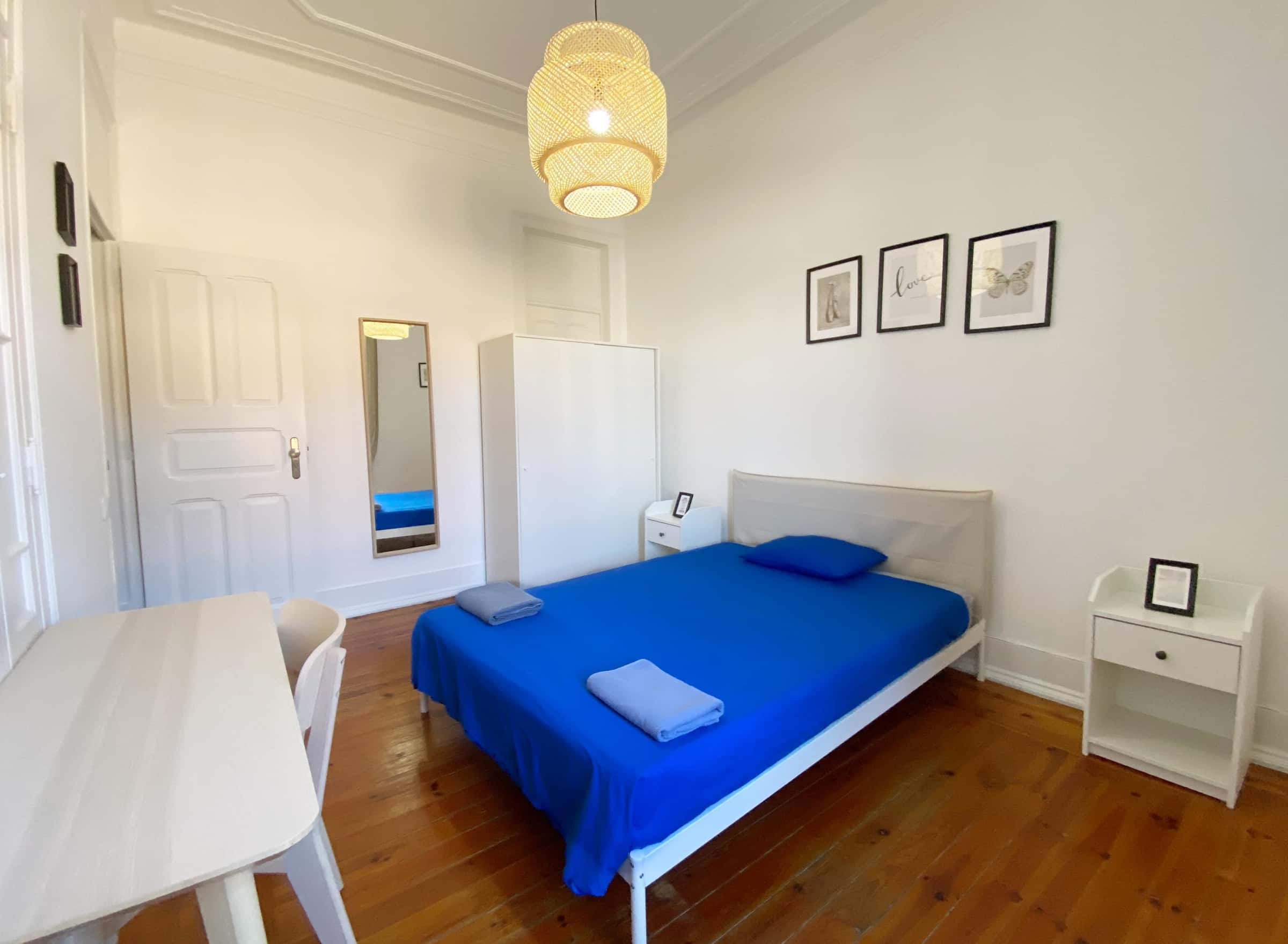Bedroom in a 3-bedroom apartment in Rua Tenente Raul Cascais, Lisbon