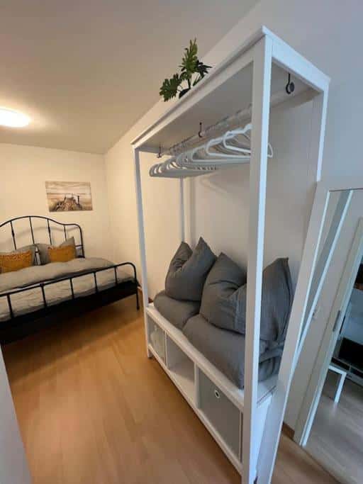 Quiet Yet Central – 2-Room Apartment in Lively Alt­lin­denau