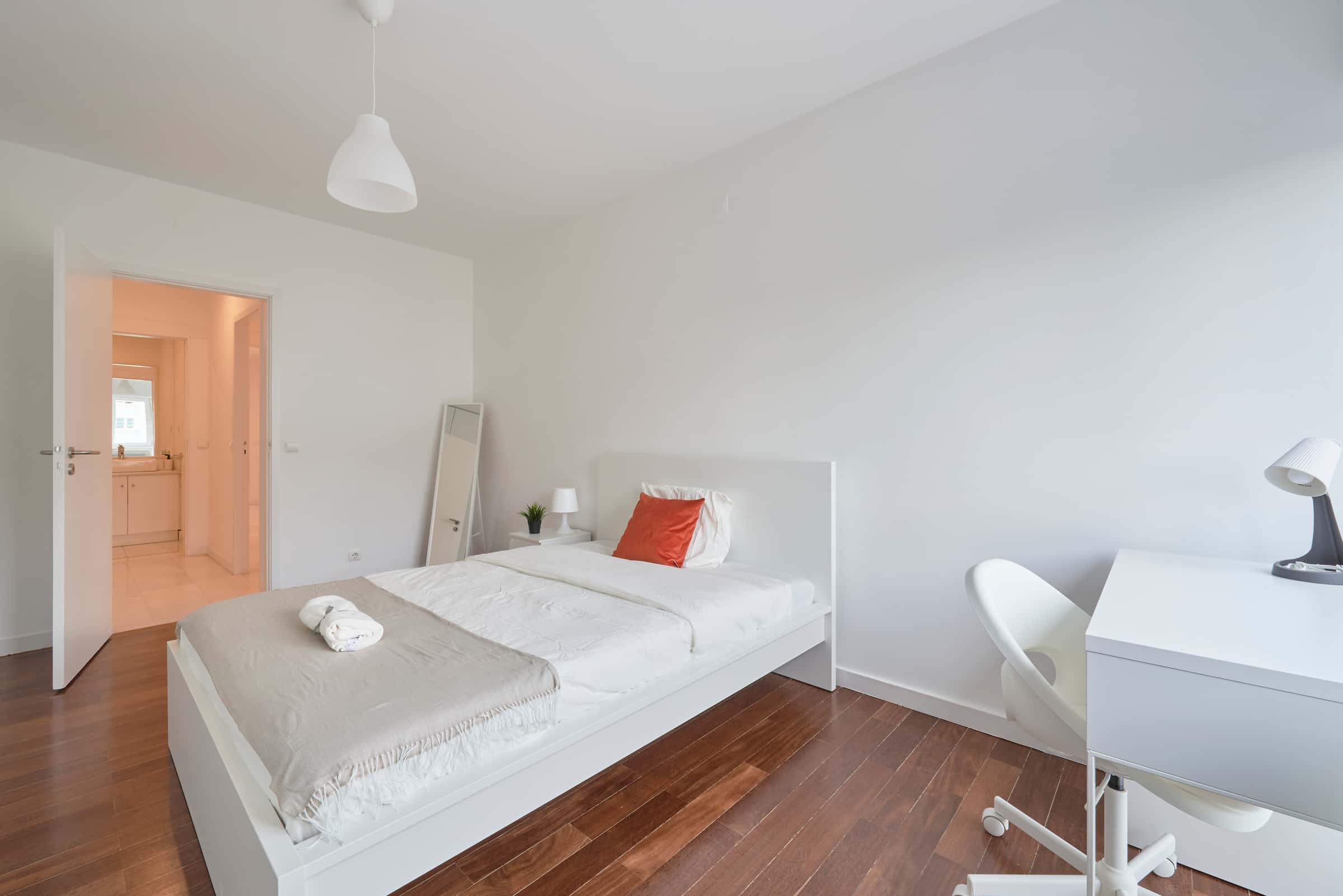 Bedroom in a 7-Bedroom Apartment in Av. da República, Lisbon - Room 5