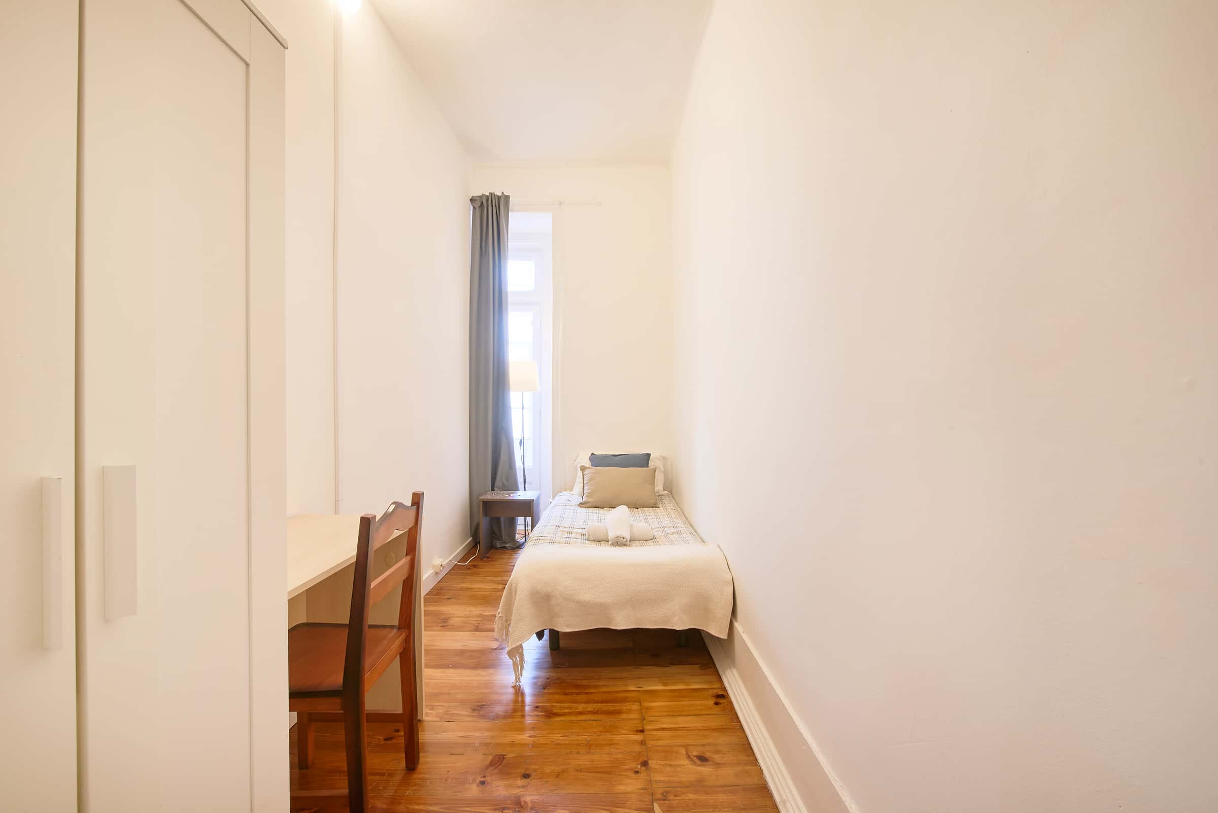 Single room in a 7-bedroom apartment in Lisbon - Room 5