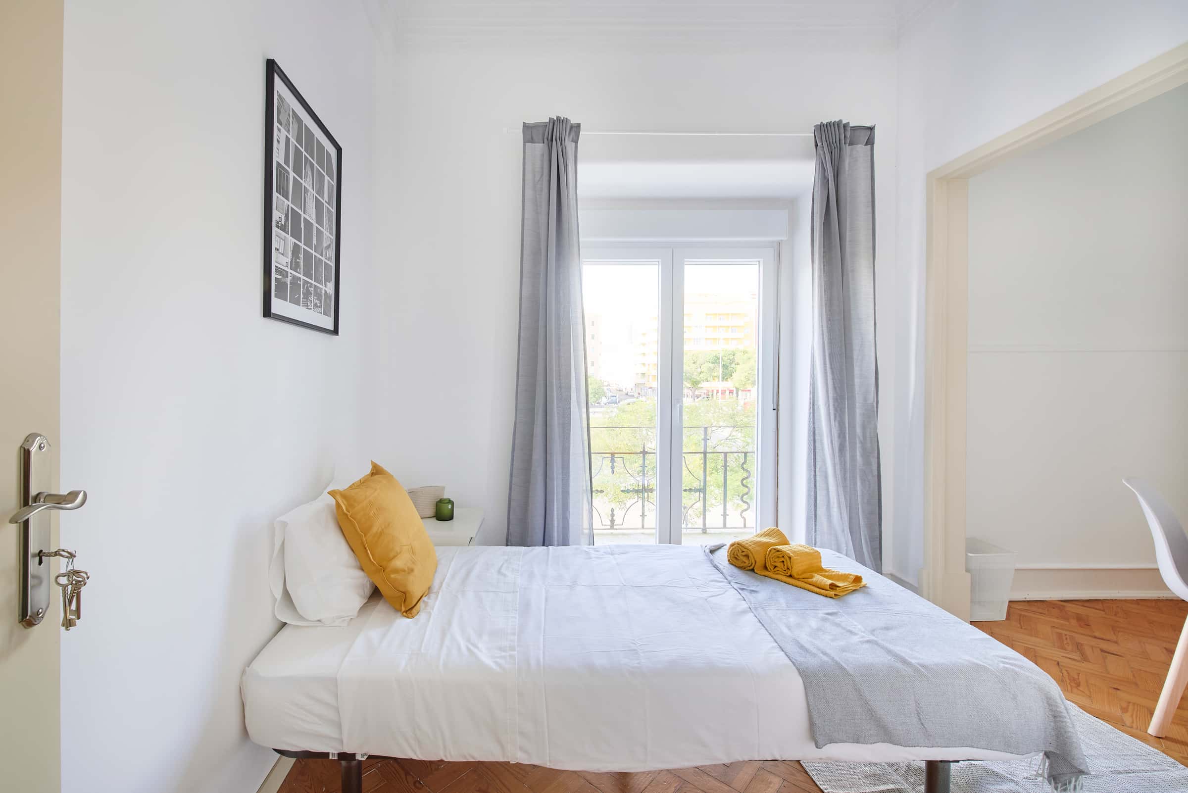 Bedroom in a 7-bedroom apartment in Alameda Dom Afonso Henriques, Lisbon - Room 2