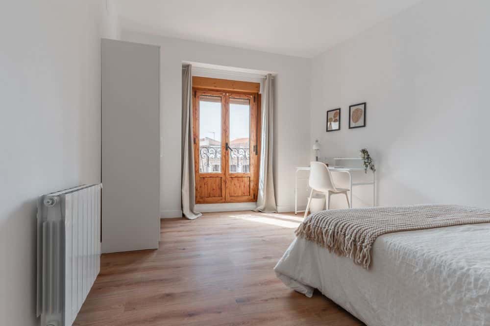 Habitación amplia y luminosa con cama doble en el centro de Madrid