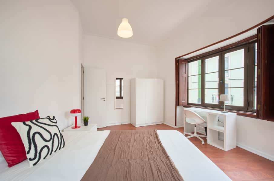 Bedroom in a 11-Bedroom Apartment in Rua de Buenos Aires, Lisbon - Room 2