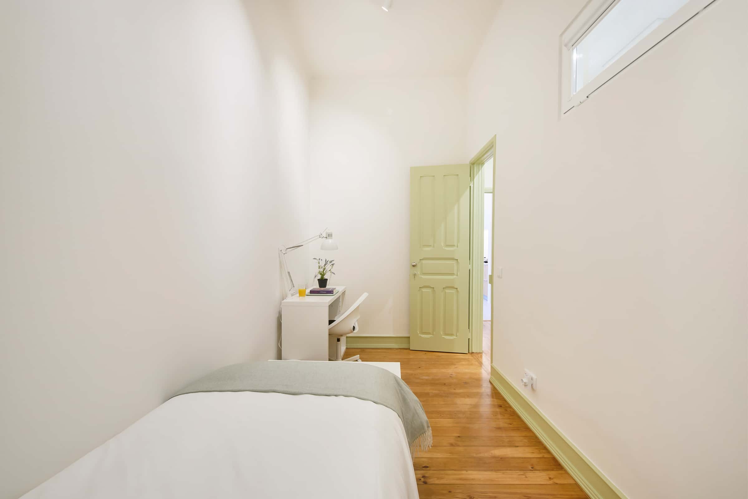 Interior room in a 4-bedroom apartment in Rua Artur Lamas, Lisbon - Room 3