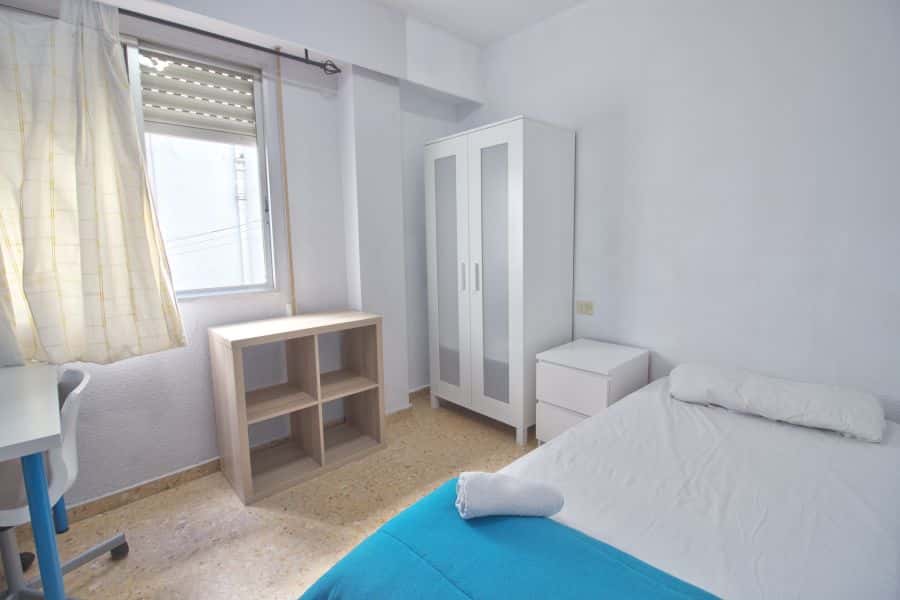 Habitación en piso de 4 habitaciones en El Pla Del Real