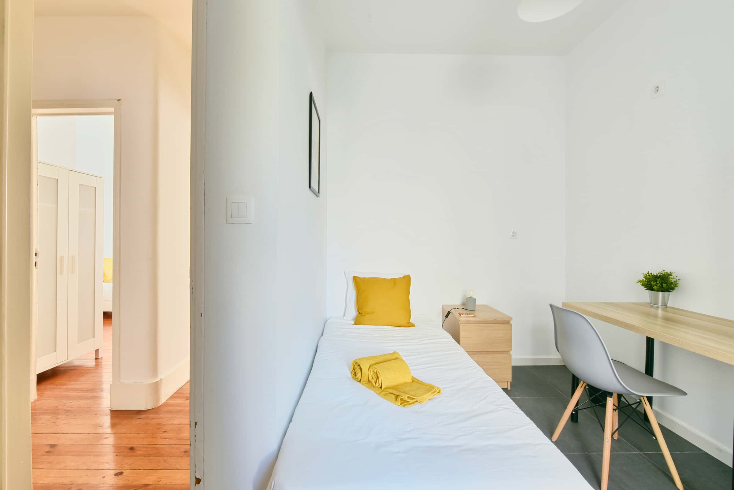 Bedroom in a 7-bedroom apartment in R. David Lopes, Lisbon - Room 206