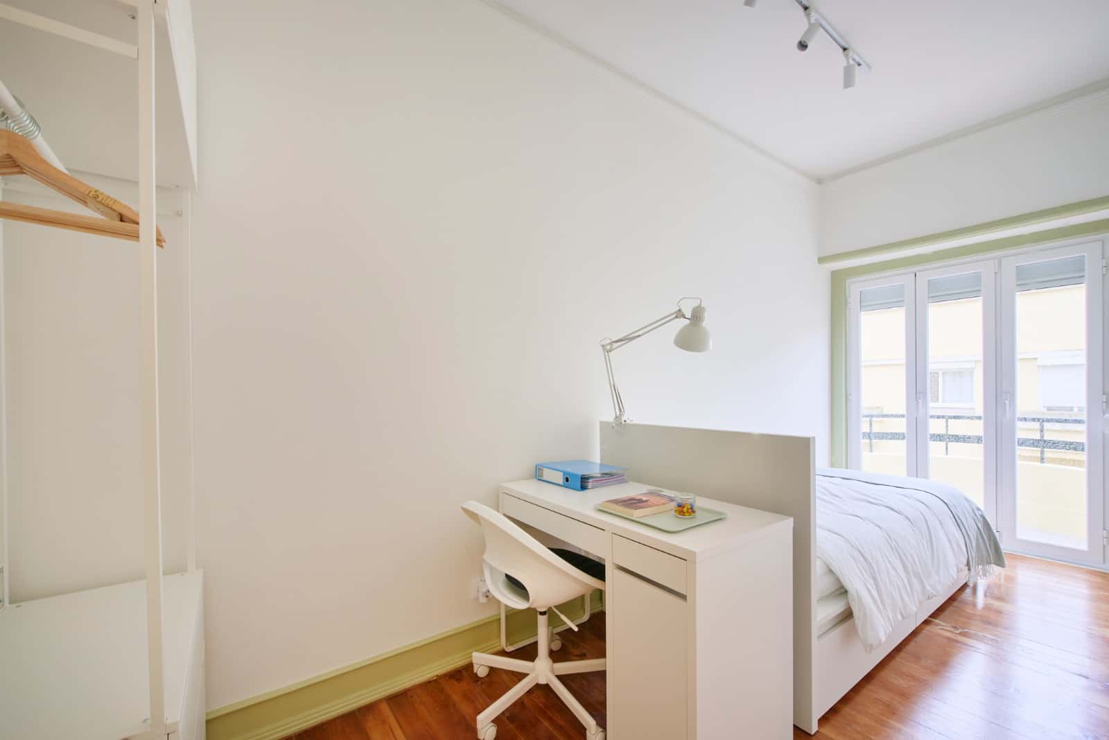 Single room in a 4-bedroom apartment in Rua Artur Lamas, Lisbon - Room 1