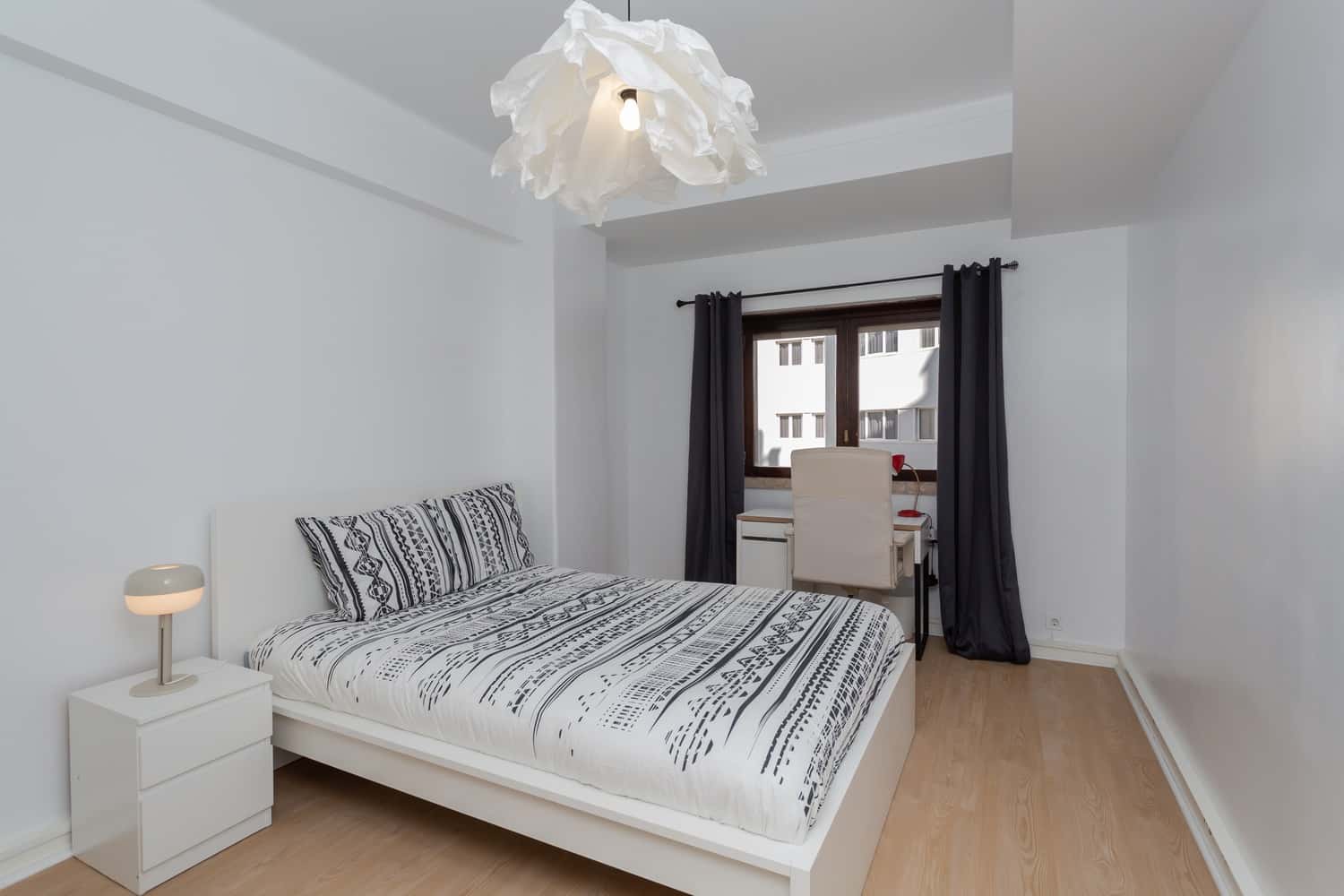 Room 9 - 35. Fontes Pereira Melo 3 6D