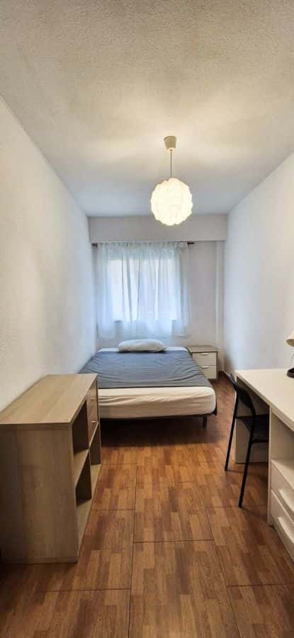 Habitación en piso de 4 habitaciones en El Pla Del Real