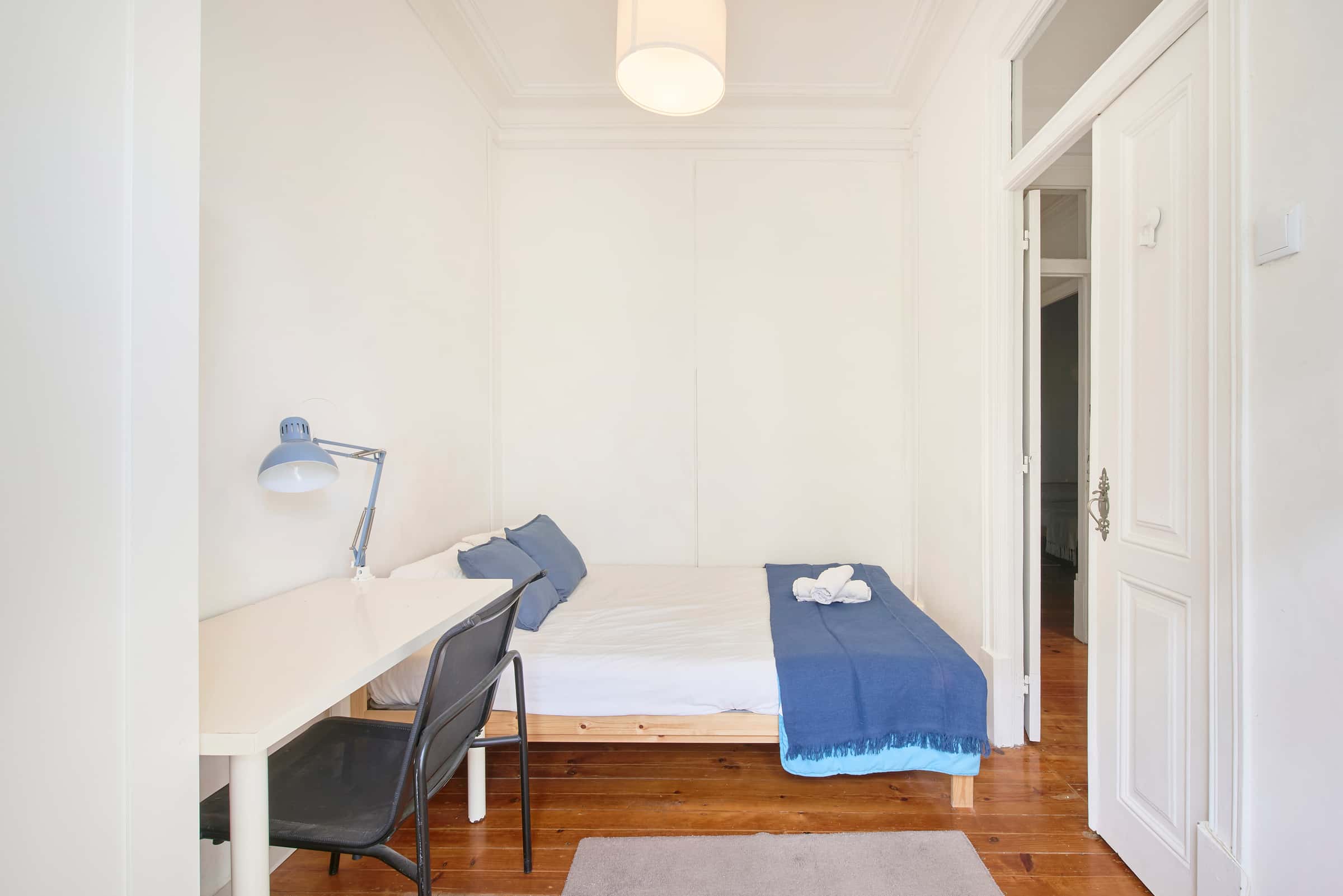 Bedroom with balcony in a 7-bedroom apartment in Lisbon - Room 1