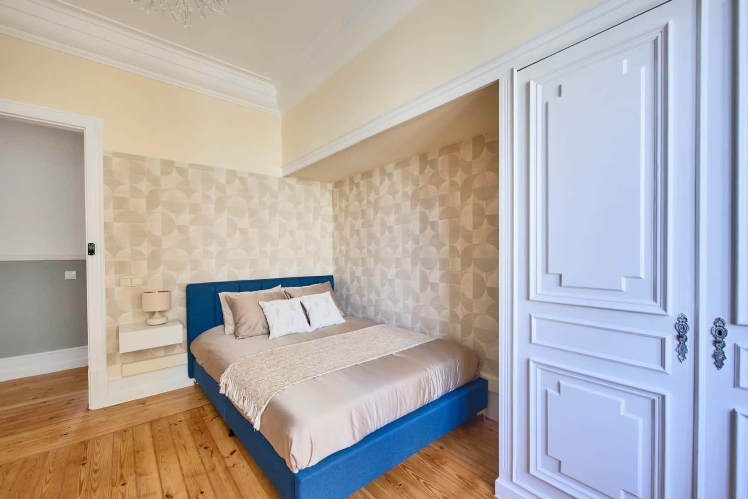 Room 7 - 51. Av. João Crisóstomo 25 3
