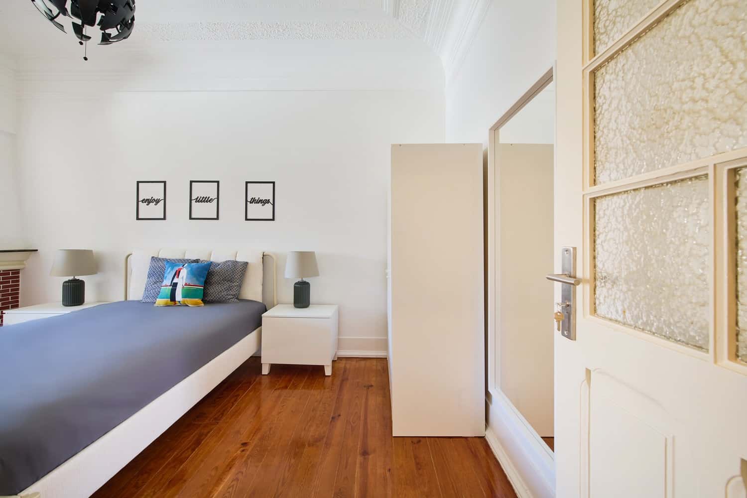 Room 1 - 89. Rua Afonso Lopes Vieira 47 2E