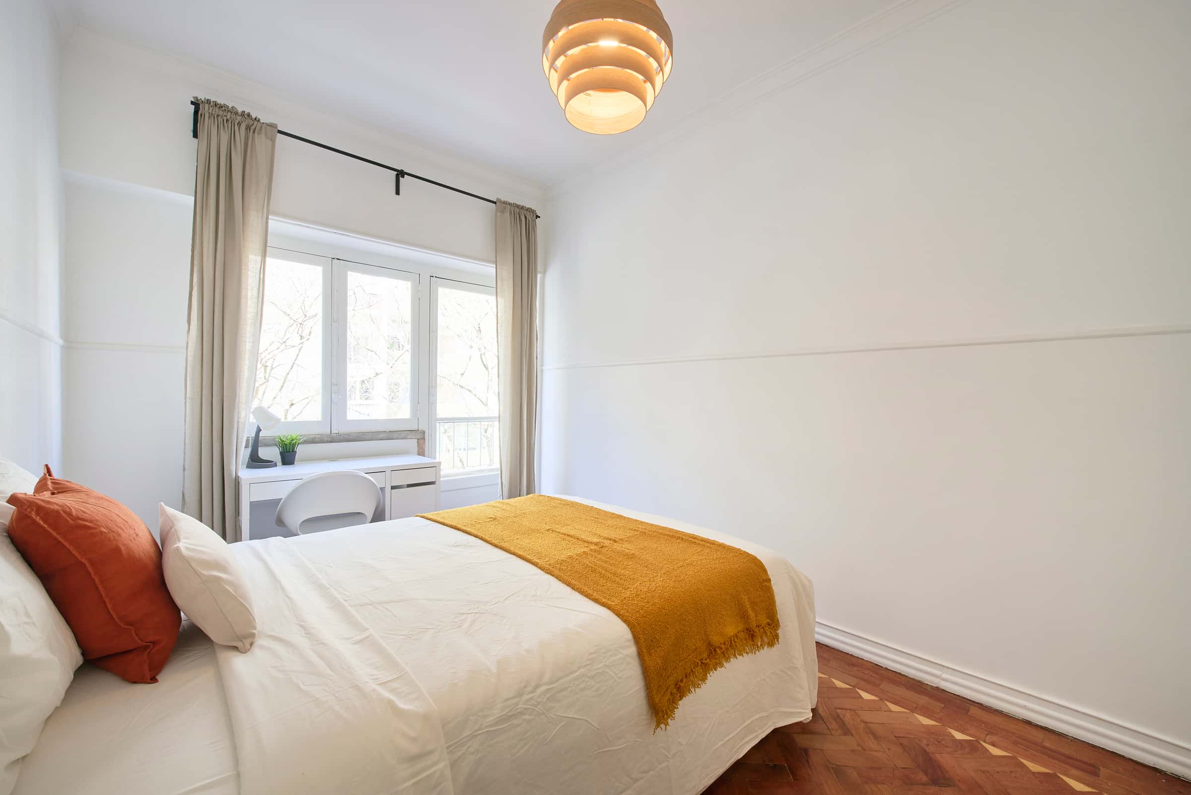 Bedroom in a 8-Bedroom Apartment in Av. Defensor de Chaves, Lisbon - Room 4
