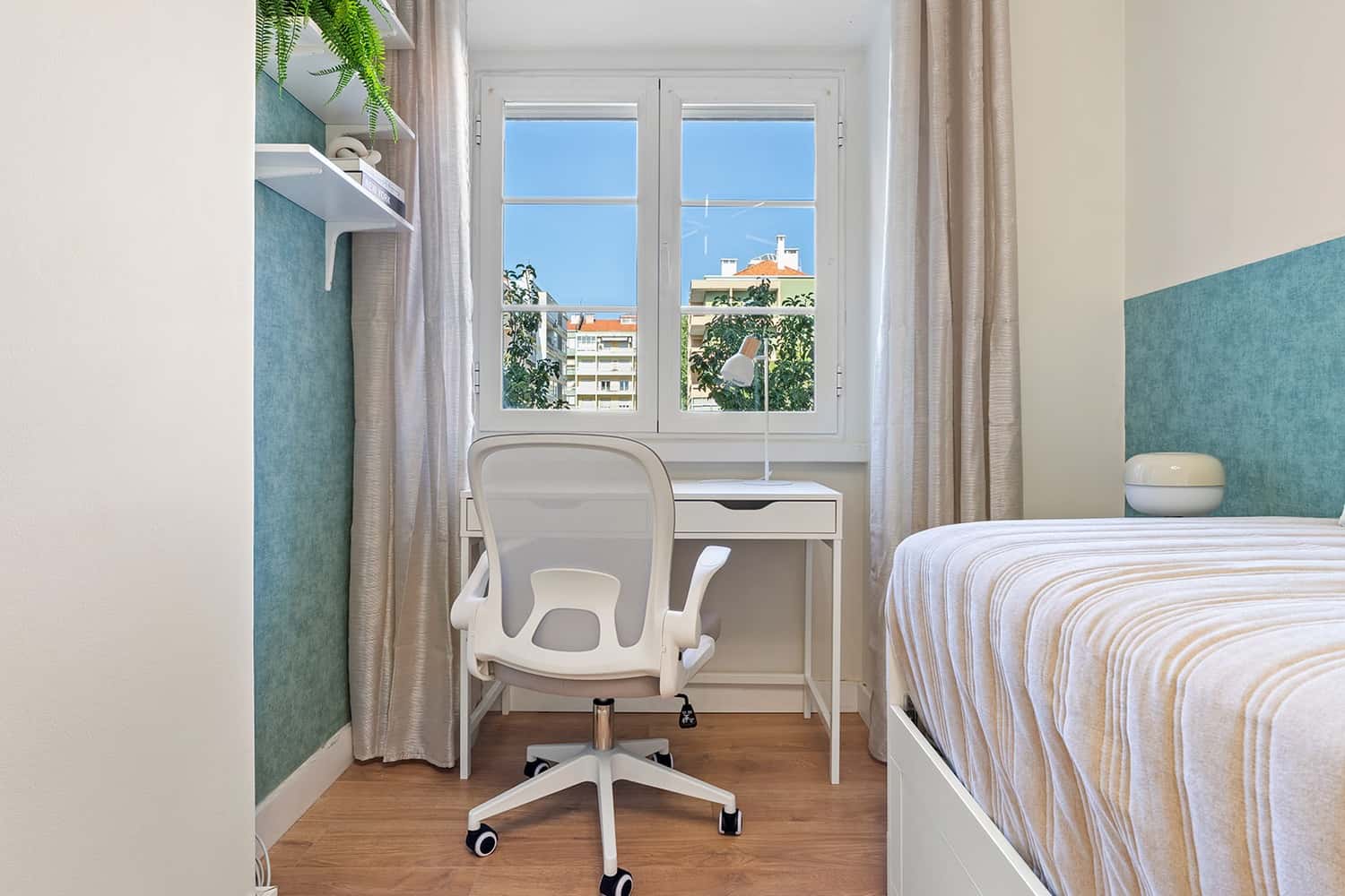 Room 4 - 89. Rua Afonso Lopes Vieira 47 2E