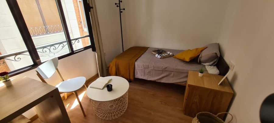 Habitación en piso de 7 habitaciones en Ciutat Vella