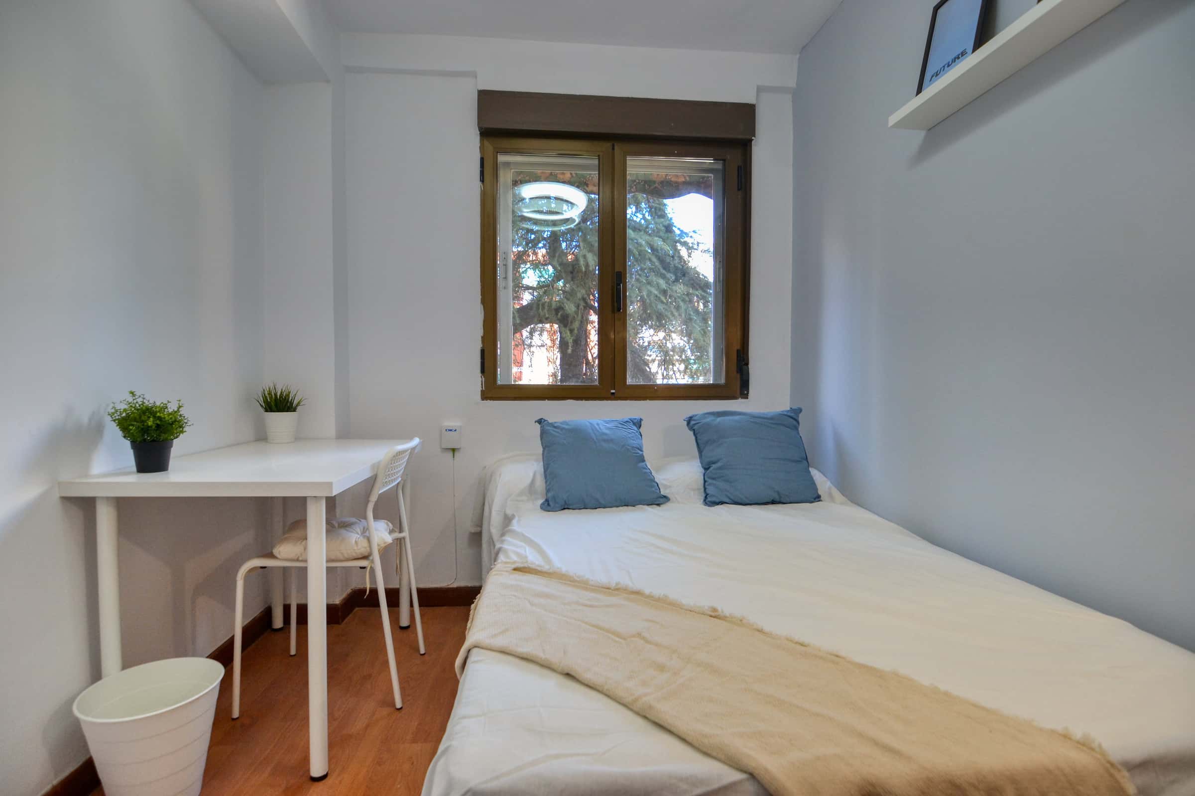 Chambre dans Calle San Lamberto, Madrid pour 100 m² avec 5 chambres