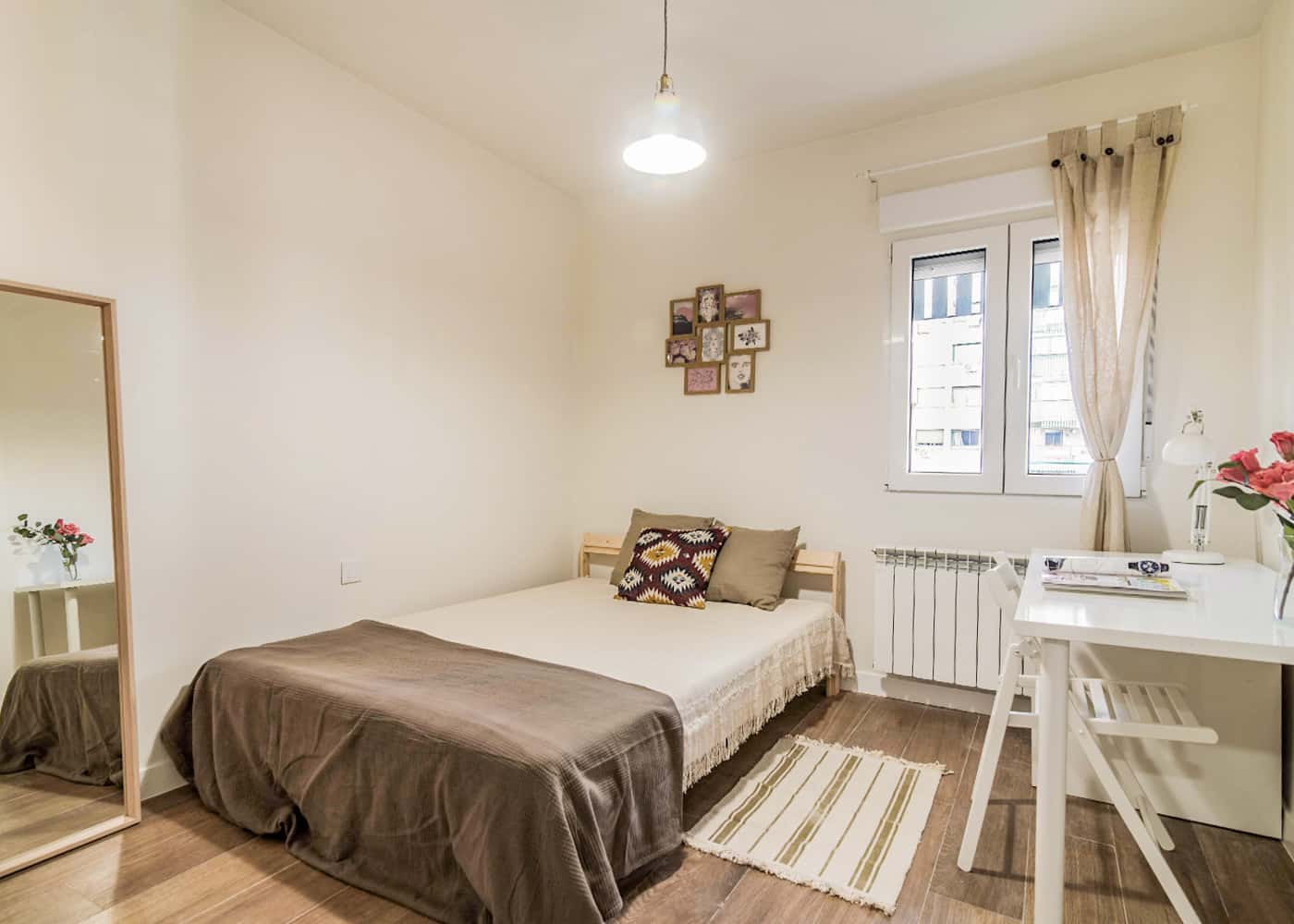 Habitacion privada en Paseo Reina Cristina, Madrid